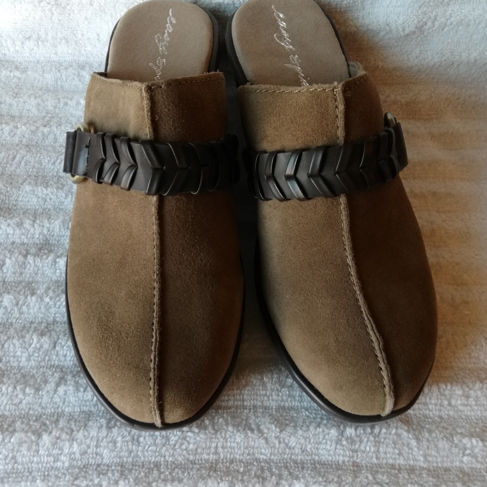Easy Spirit Clogs Mules new in box size 6